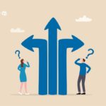 Pessoas indecisas frente a três caminhos, representando RPV e atrasados do INSS.